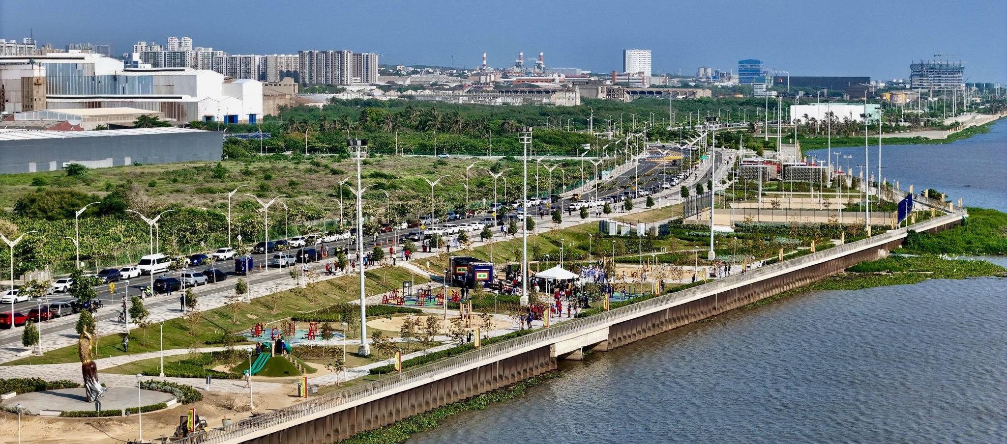 Panorámica del Malecón del Río y la ciudad.