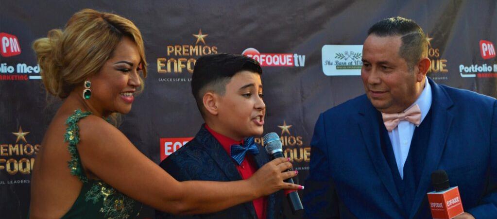 María Ruiz presentadora Enfoque, uno de los galardonados de la edición 2019 y Jimmy Pizarro.