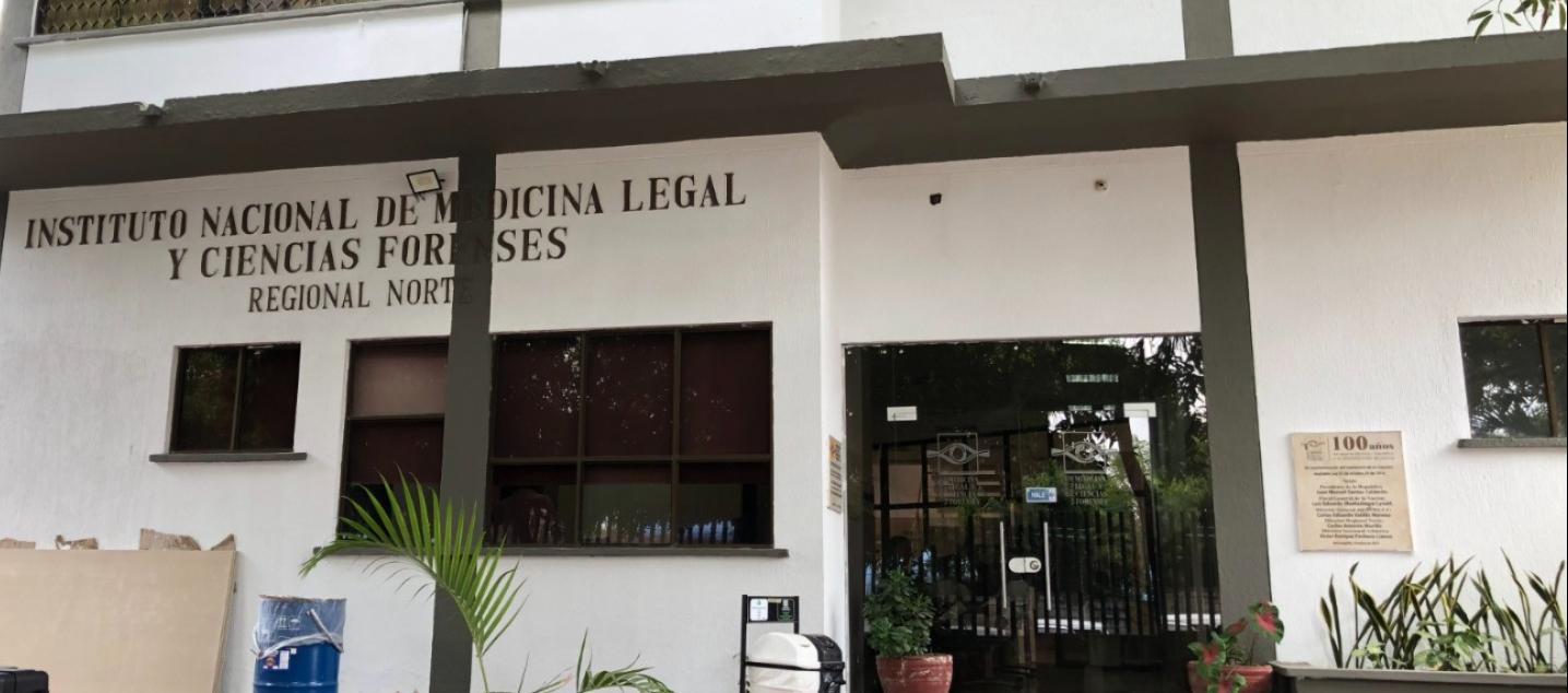 El cuerpo de Hillary Michell Rey fue llevado a Medicina Legal. 