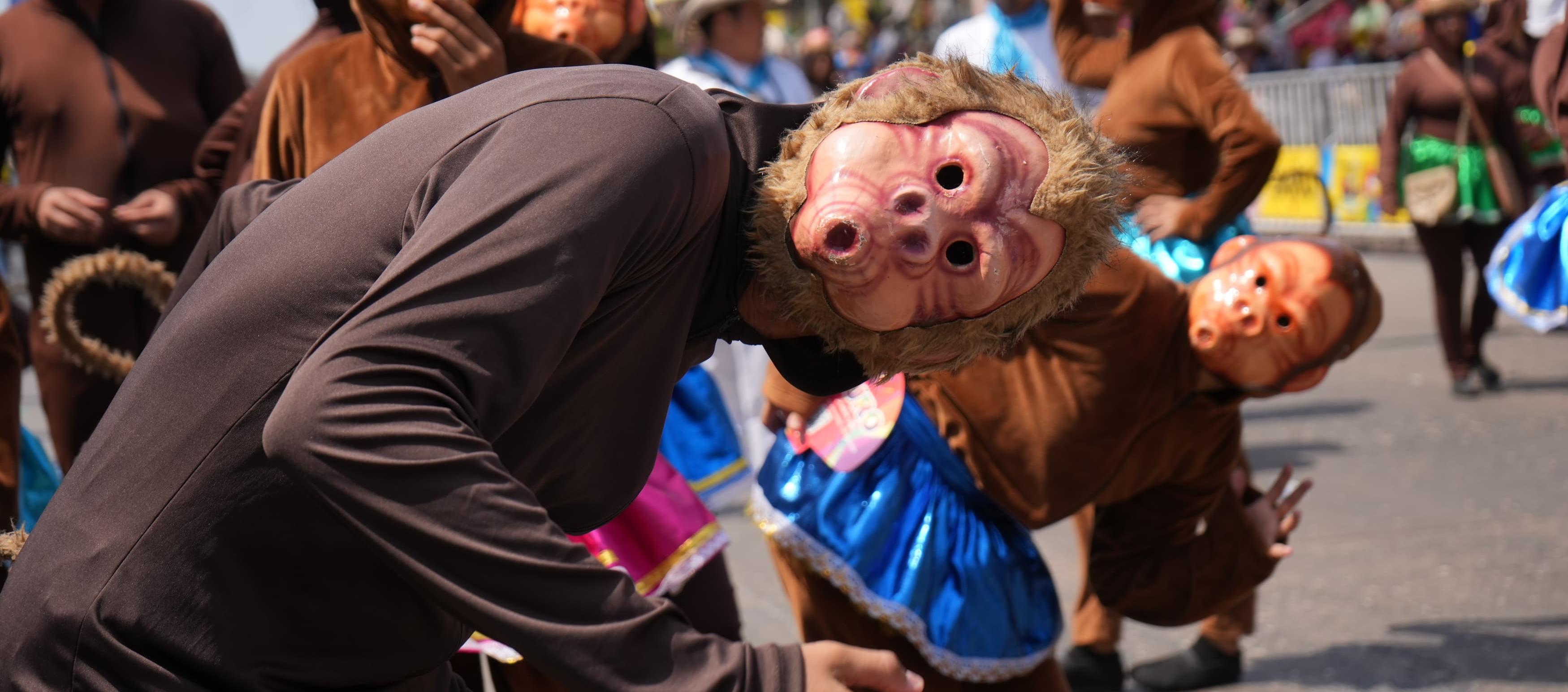 Danza Especial de Micos y Micas Costeños durante Gran Parada de Tradición.