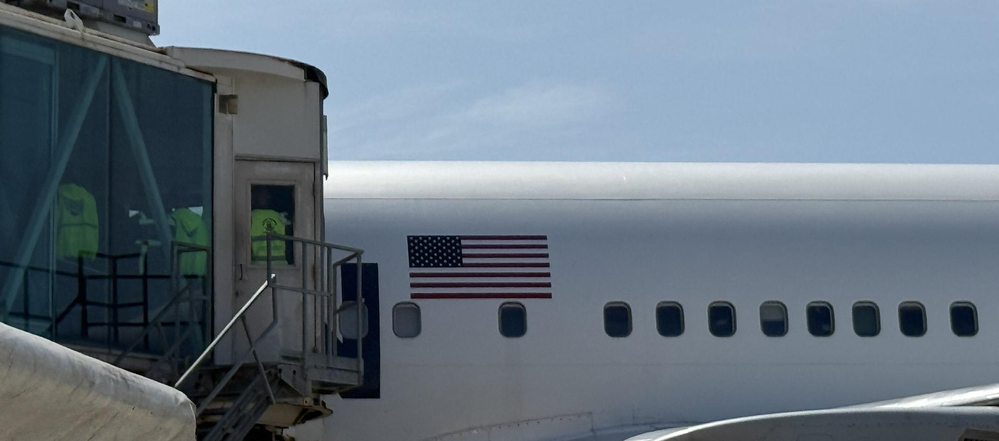 Los deportados no bajaron esta vez por la pista.