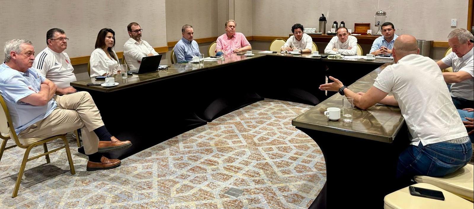 El encuentro entre el Ministro de Trabajo, Antonio Sanguino, y la FCF, Acolfutpro y la Dimayor, en Barranquilla.