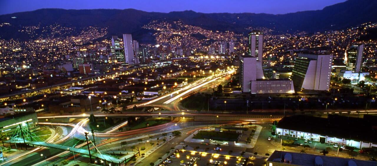 Panorámica de la Ciudad de Medellín en la noche.
