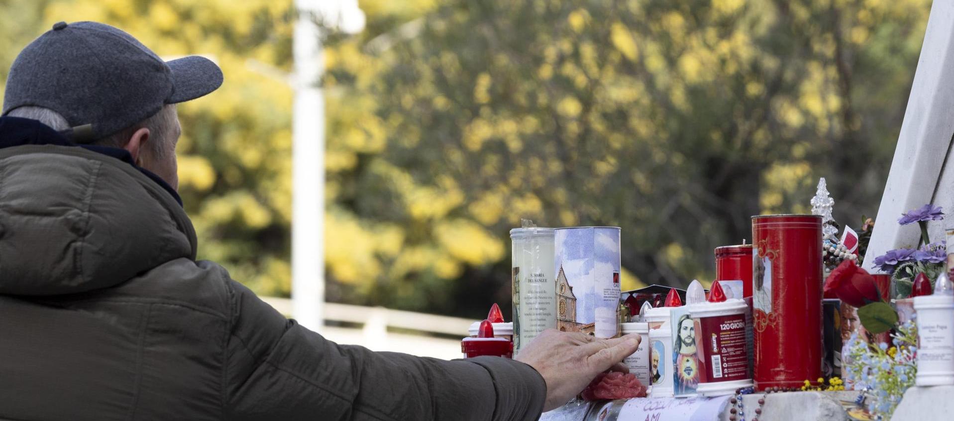 Personas elevan oraciones por la salud del papa Francisco. 