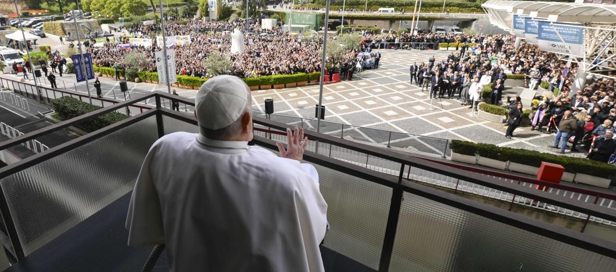 El Papa en el balcón del Hospital Gemelli de Roma.