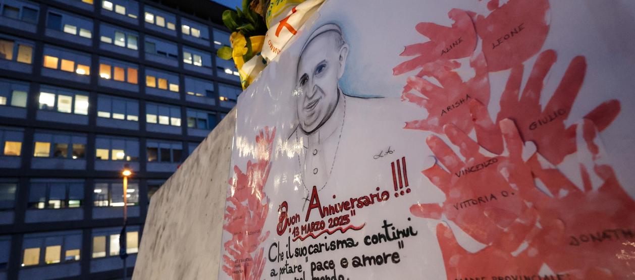 Una pancarta celebra el 12º aniversario del pontificado del Papa Francisco.