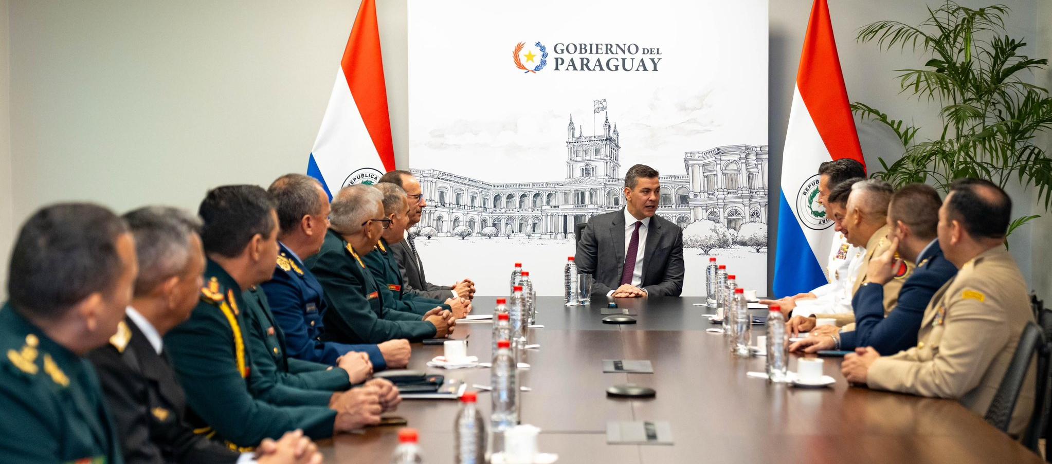 Encuentro entre las fuerzas militares paraguayas y colombianas este jueves en Asunción.