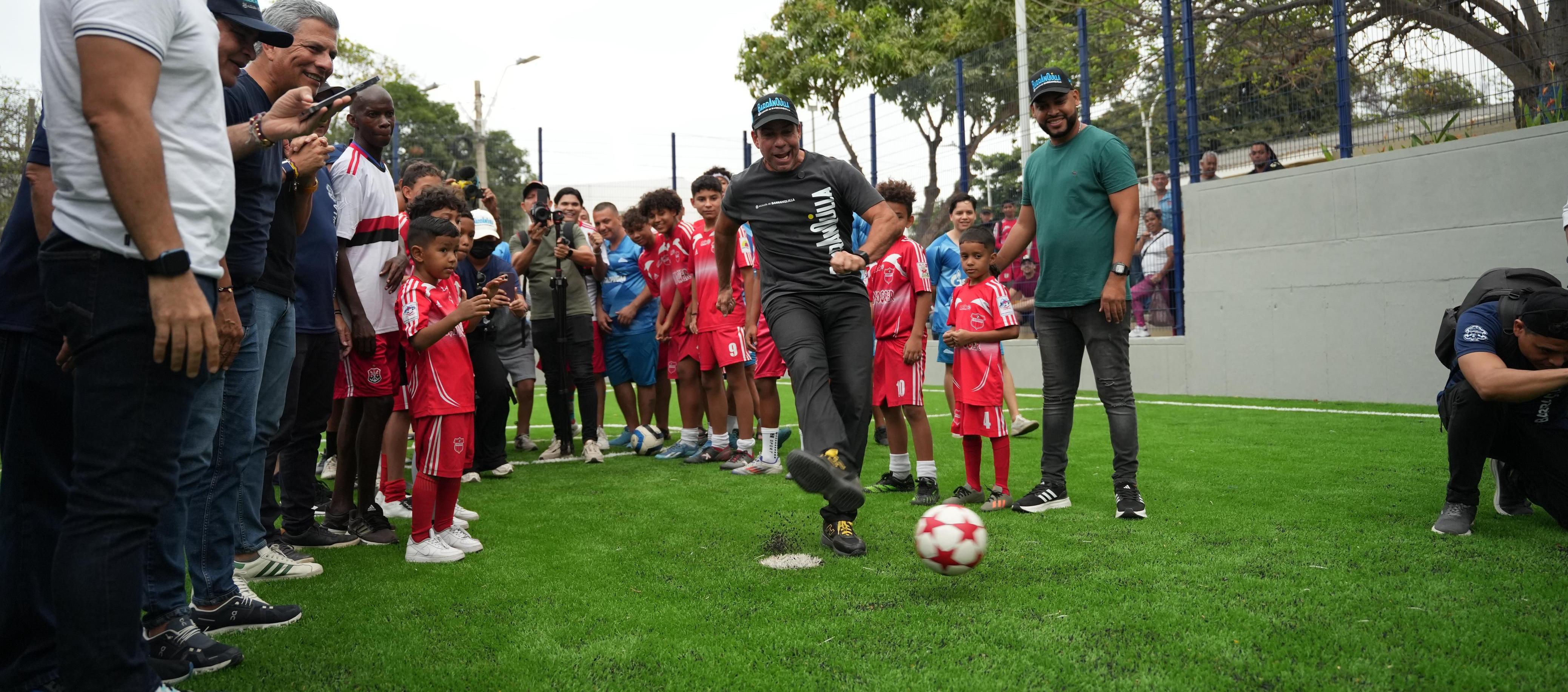 Alcalde Alejandro Char en la entrega del nuevo parque en el barrio La Unión.