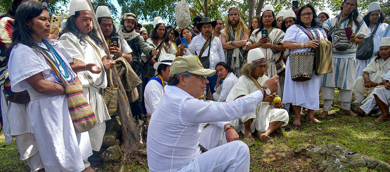 Presidente Petro durante la ceremonia de entrega de tierras en Sierra Nevada.