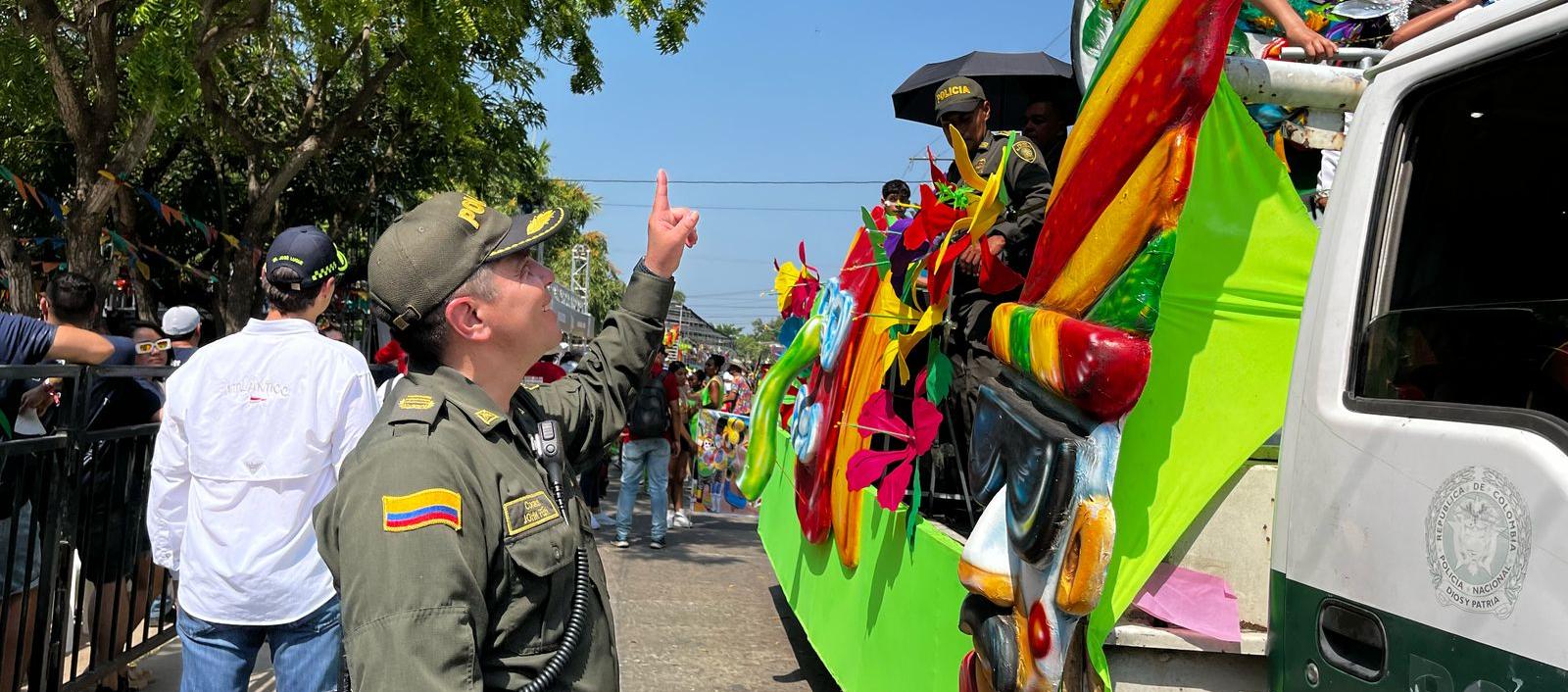 Policía haciendo presencia en un evento de Carnaval.