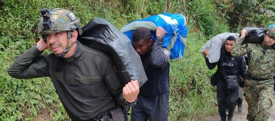 Uniformados rumbo a El Plateado.