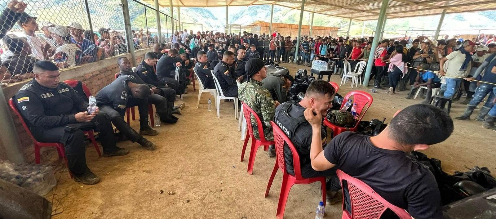 Los uniformados cuando se encontraban retenidos por la comunidad. 