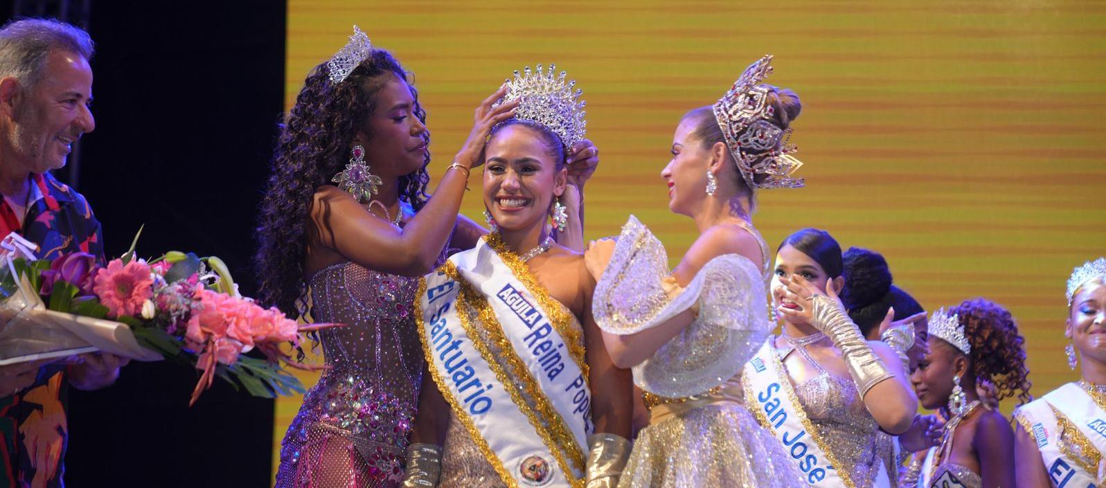 Yuliana Rodríguez, coronada Reina Popular 2025, junto a Tatiana Angulo Fernández De Castro, Reina del Carnaval de Barranquilla.