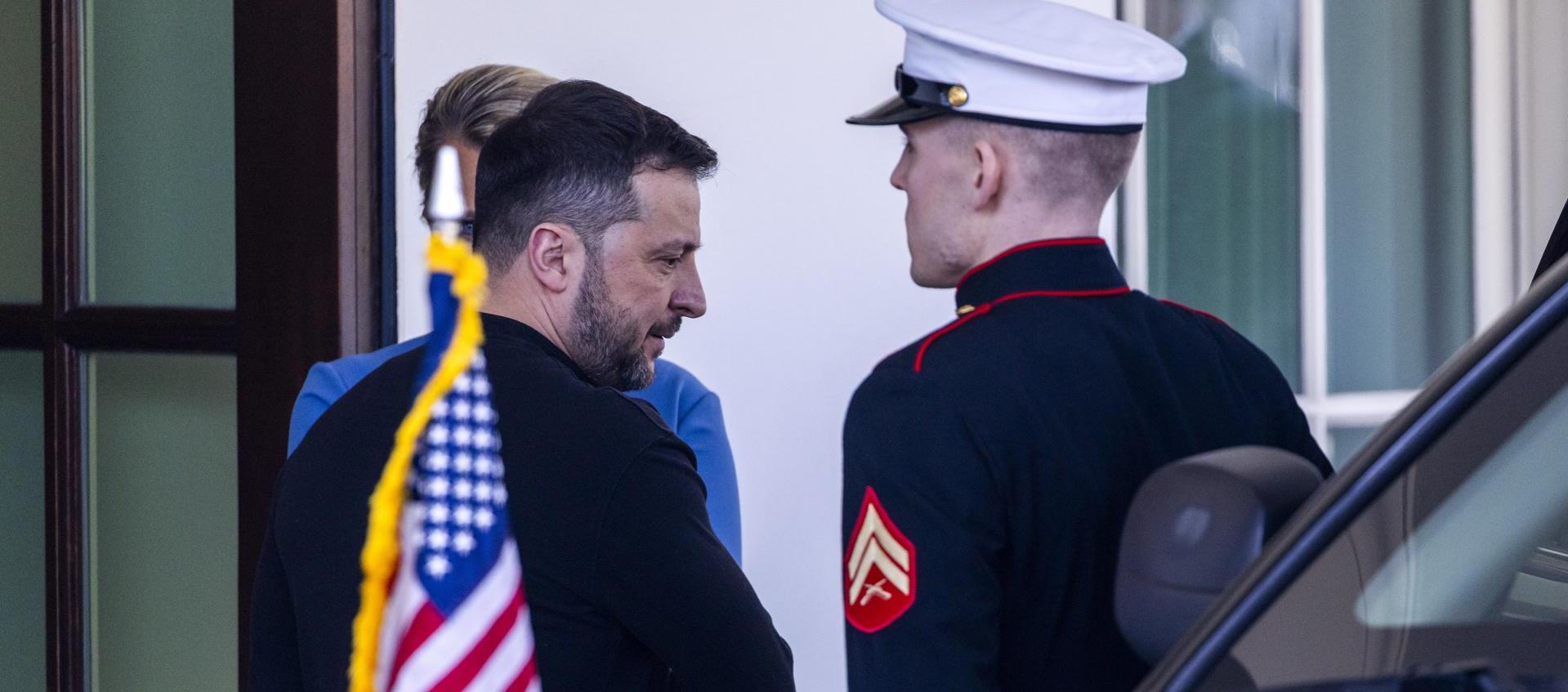 Momento en que el presidente de Ucrania, Volodímir Zelenski, abandona la Casa Blanca. 