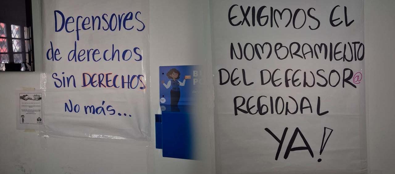Carteles colocados por funcionarios de la Defensoría Regional Atlántico.