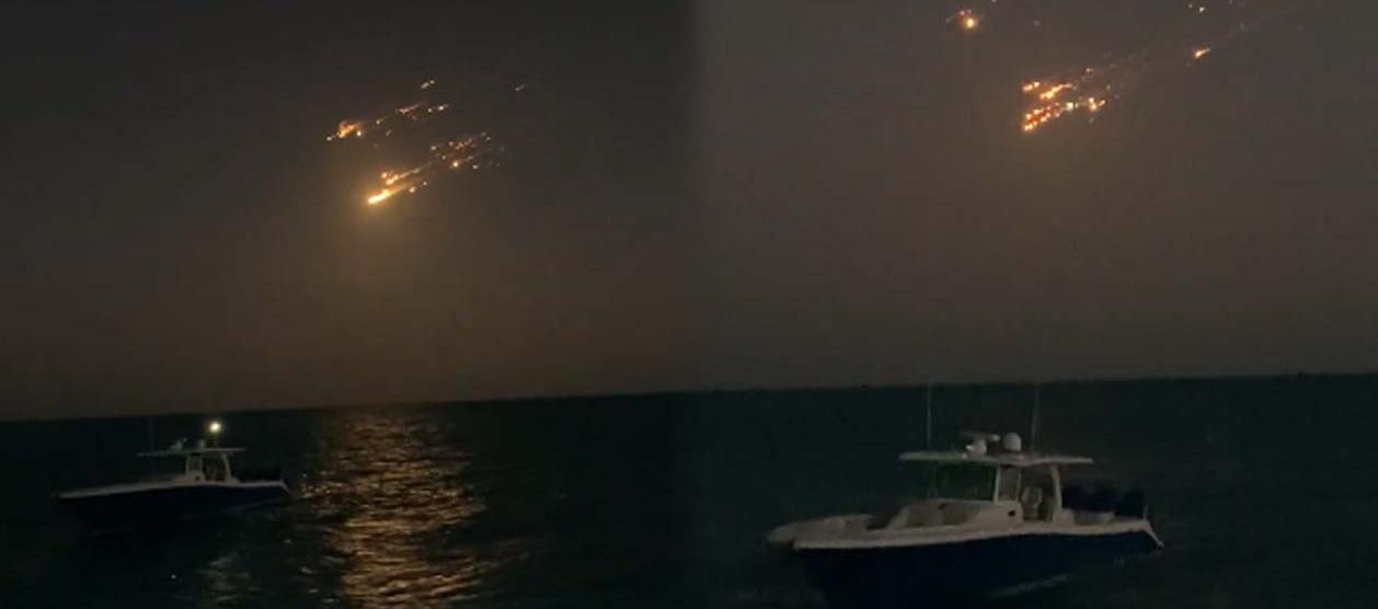 Restos del cohete cayendo al mar. 