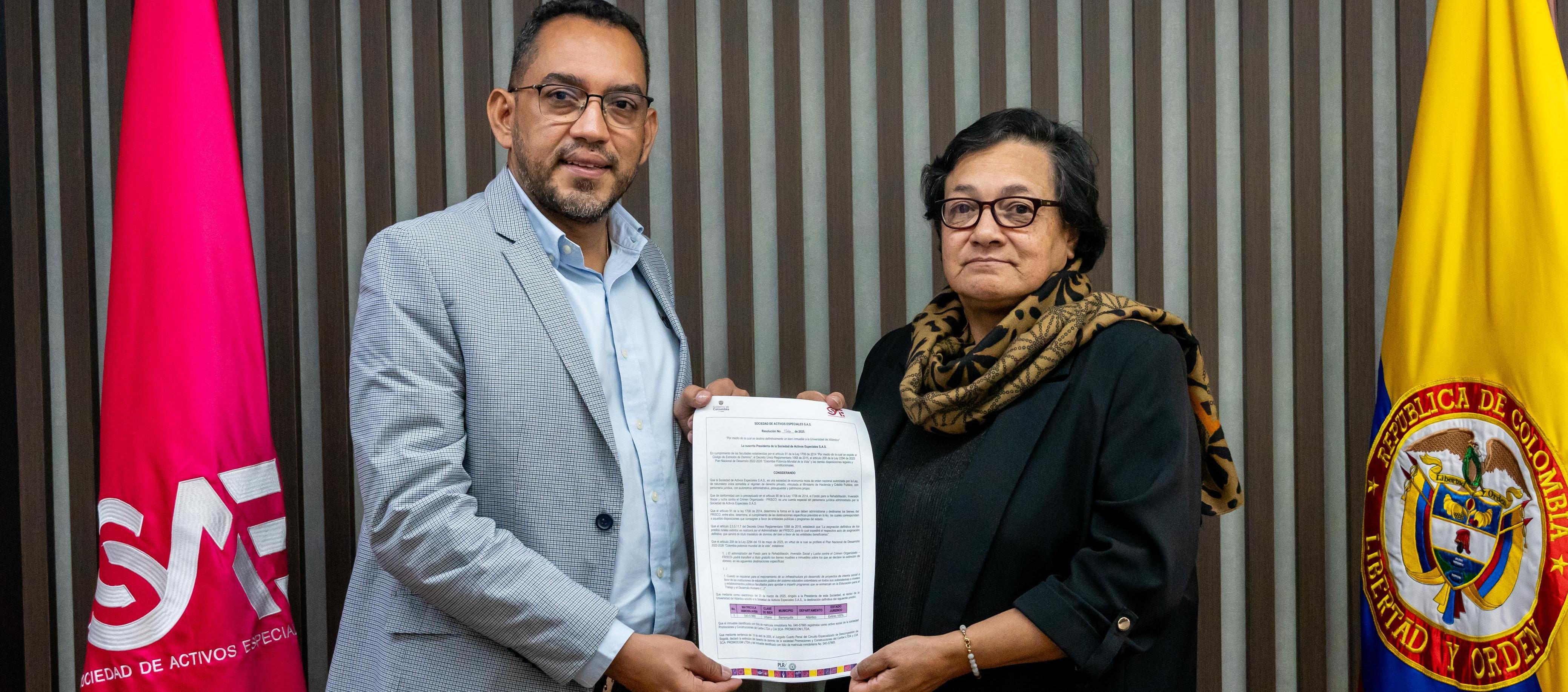 Danilo Hernández, rector de UniAtlántico;  y Amelia Pérez, presidenta de la SAE. 