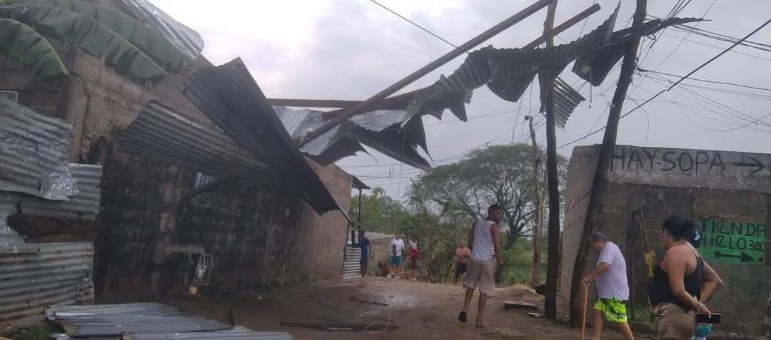 Varias casas resultaron destechadas por fuerte aguacero en Sabanalarga.