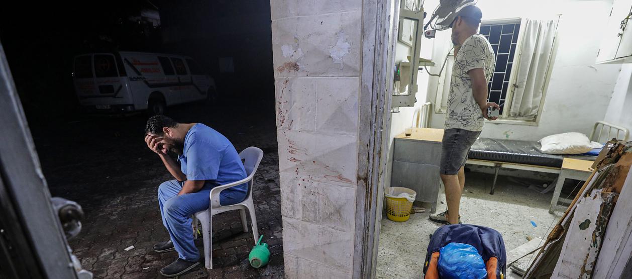 Un médico llorando en uno de los hospitales de Gaza.