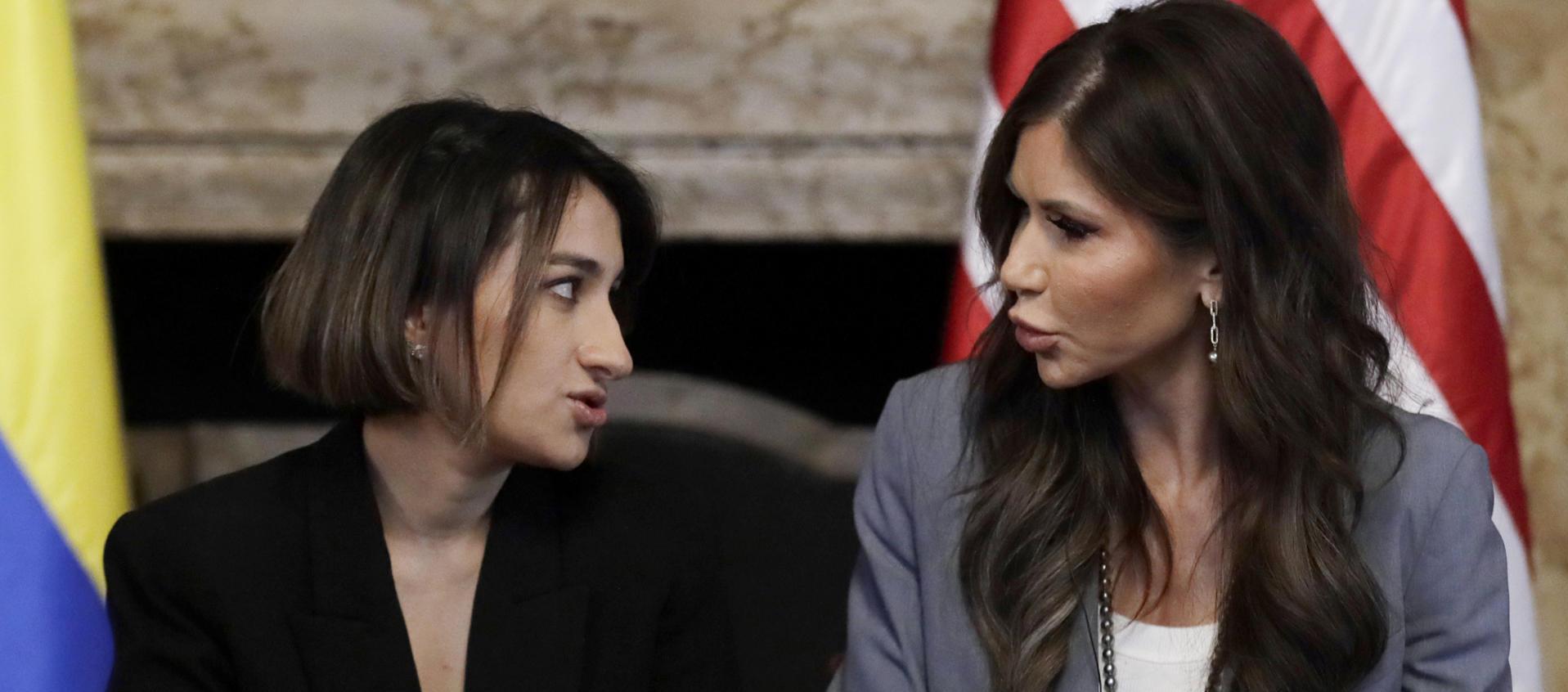 Laura Sarabia y Kristi Noem.