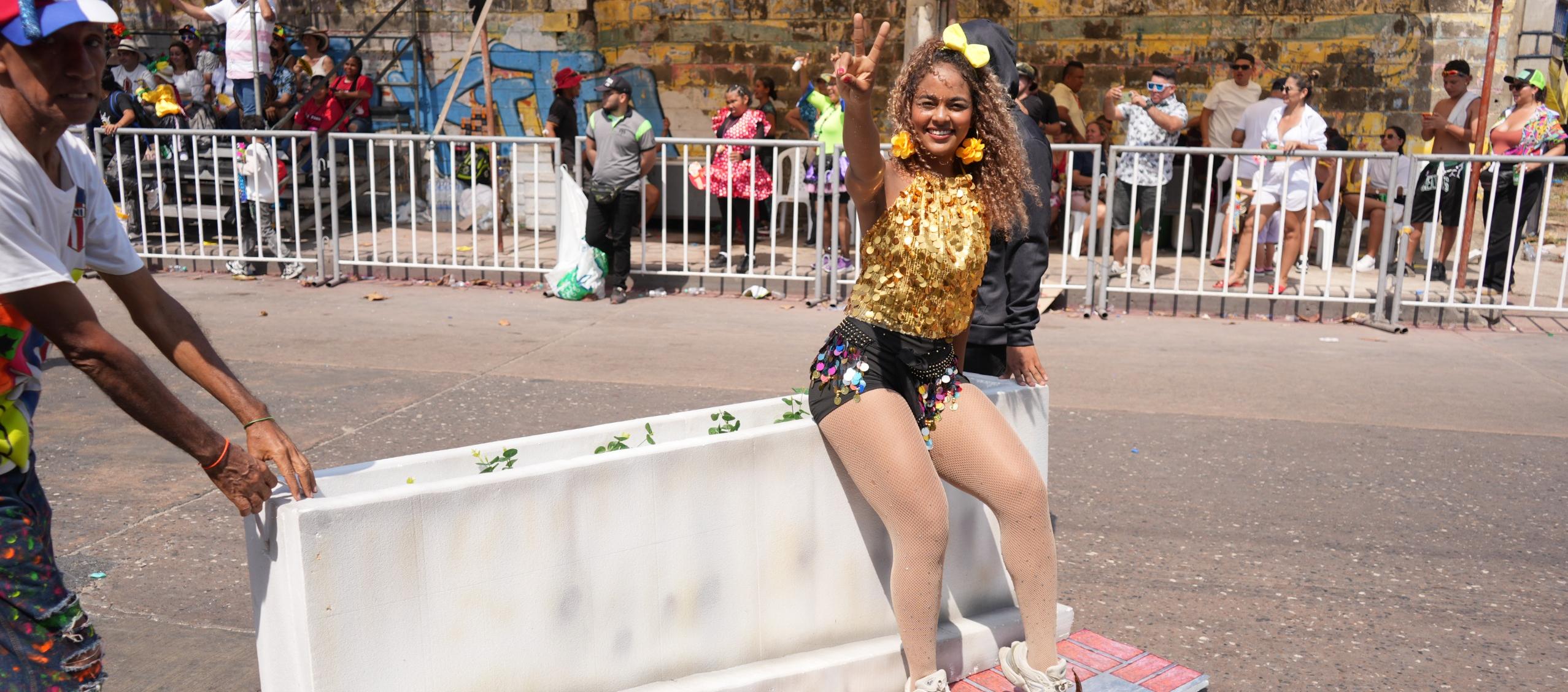 Representación del 'muro' de Shakira en la Gran Parada de Tradición. 