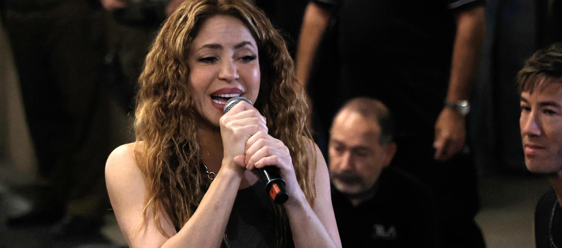 Shakira cantando esta noche sus fans en el hotel donde se hospeda en Chile. 