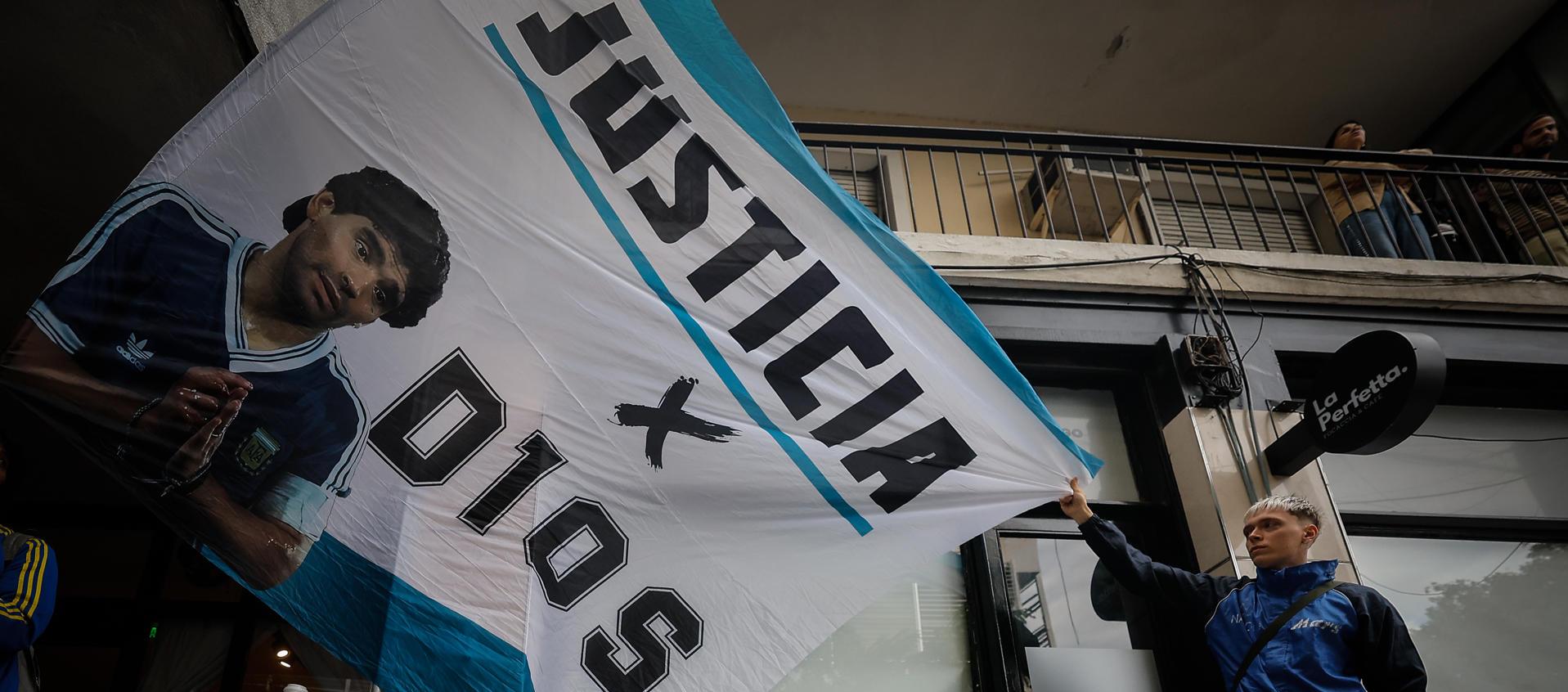 Simpatizantes de Maradona frente a los tribunales en Buenos Aires.