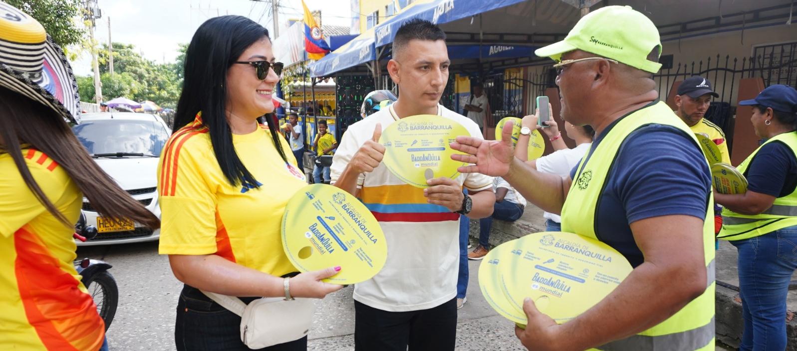 Imagen de los funcionarios socializando las medidas.