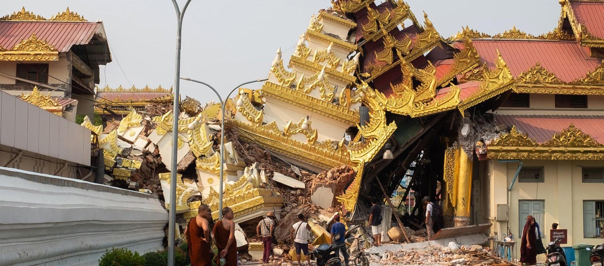 Un edificio destruido a raíz del terremoto de magnitud 7,7 que azotó Birmania.