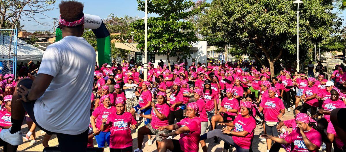 Mujeres disfrutaron de rumba terapia en en el Parque San Pio del barrio El Bosque.