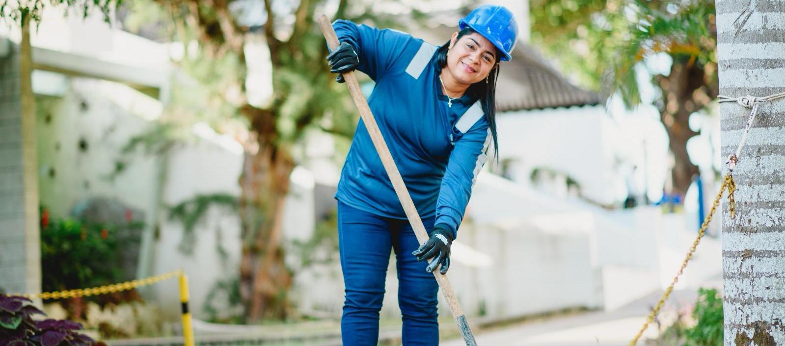 Angie Cabrera, primera mujer oficial de redes de alcantarillado.