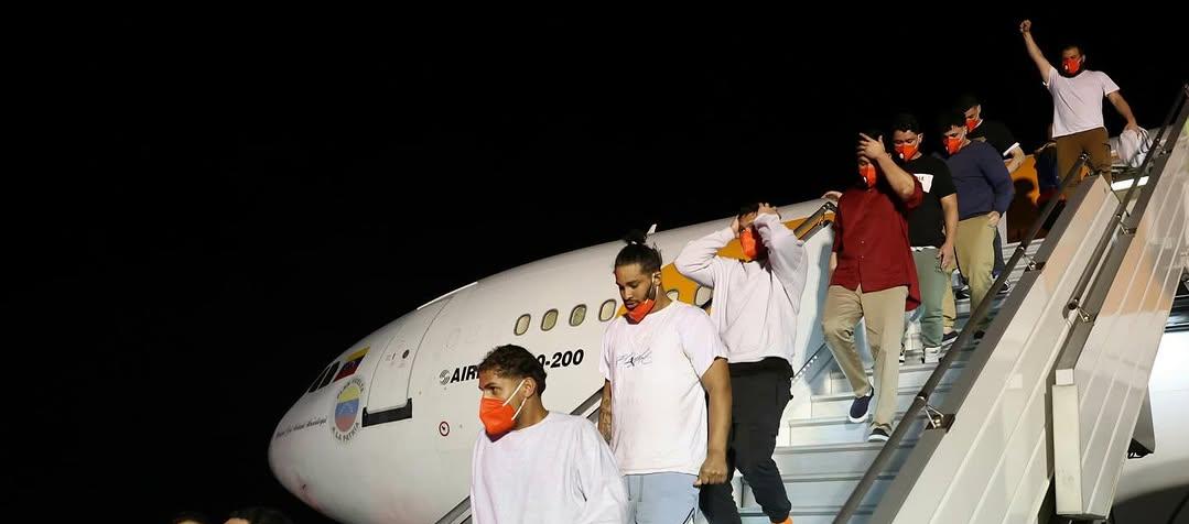 Los venezolanos deportados.