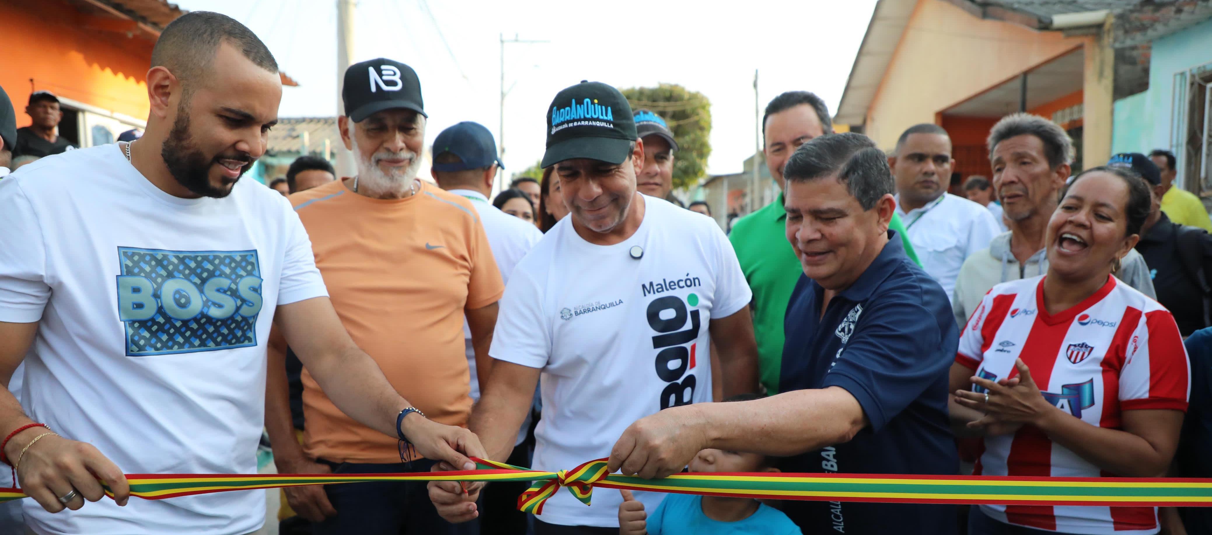 El Alcalde Alejandro Char entregado las vías.