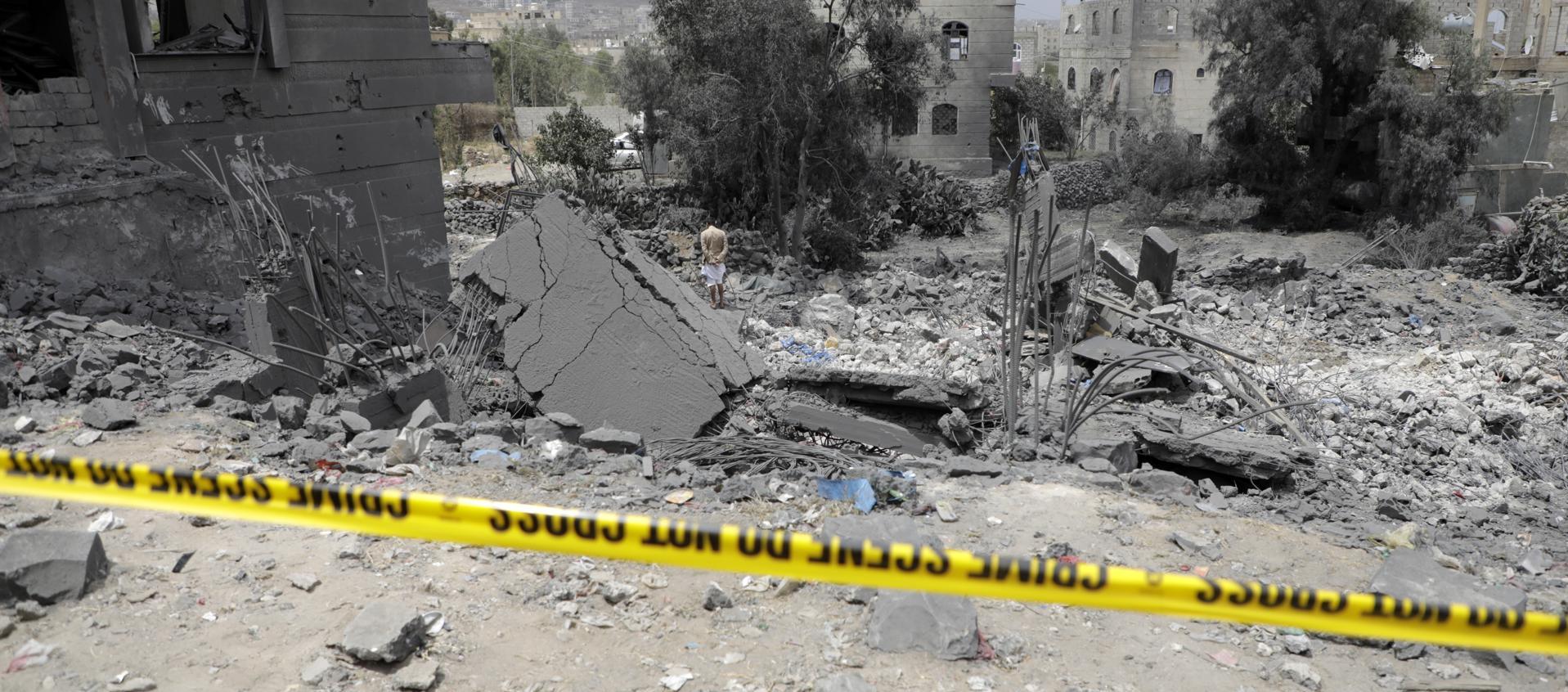  daños alrededor de un edificio, tras los ataques aéreos de EE.UU. en Saná, capital de Yemen.