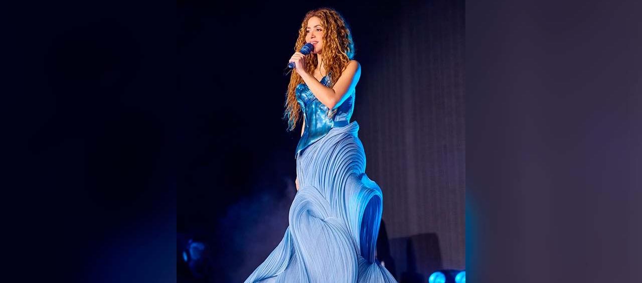 Shakira con uno de sus vestidos que lleva para su gira. 