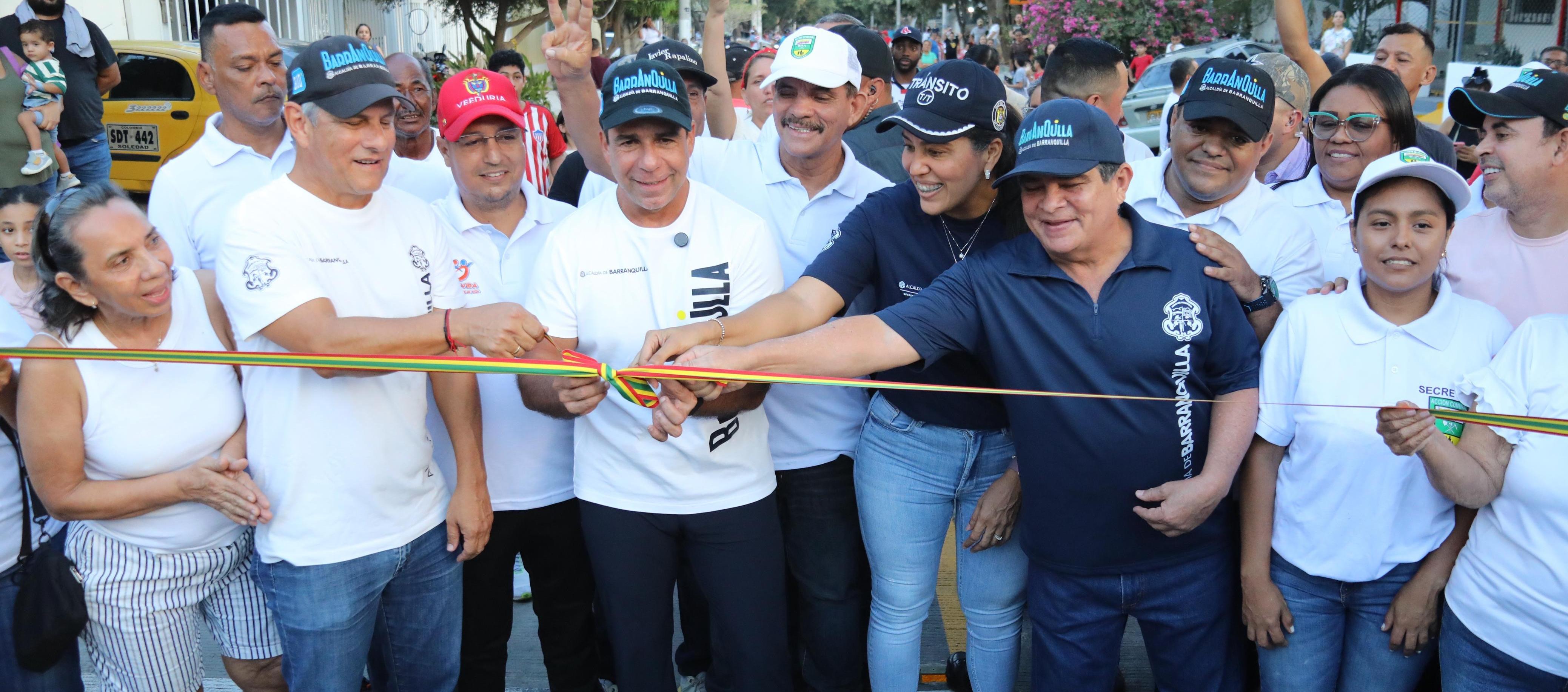 El Alcalde Alejandro Char con los habitantes de los barrios Cevillar y San José.