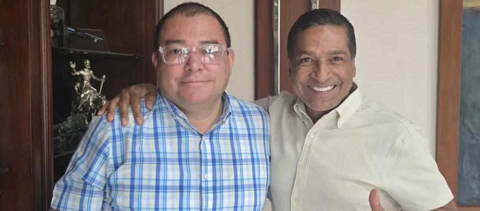 Alberto Mario Garzón, presidente del Unión Magdalena, con el nuevo técnico Alexis García.