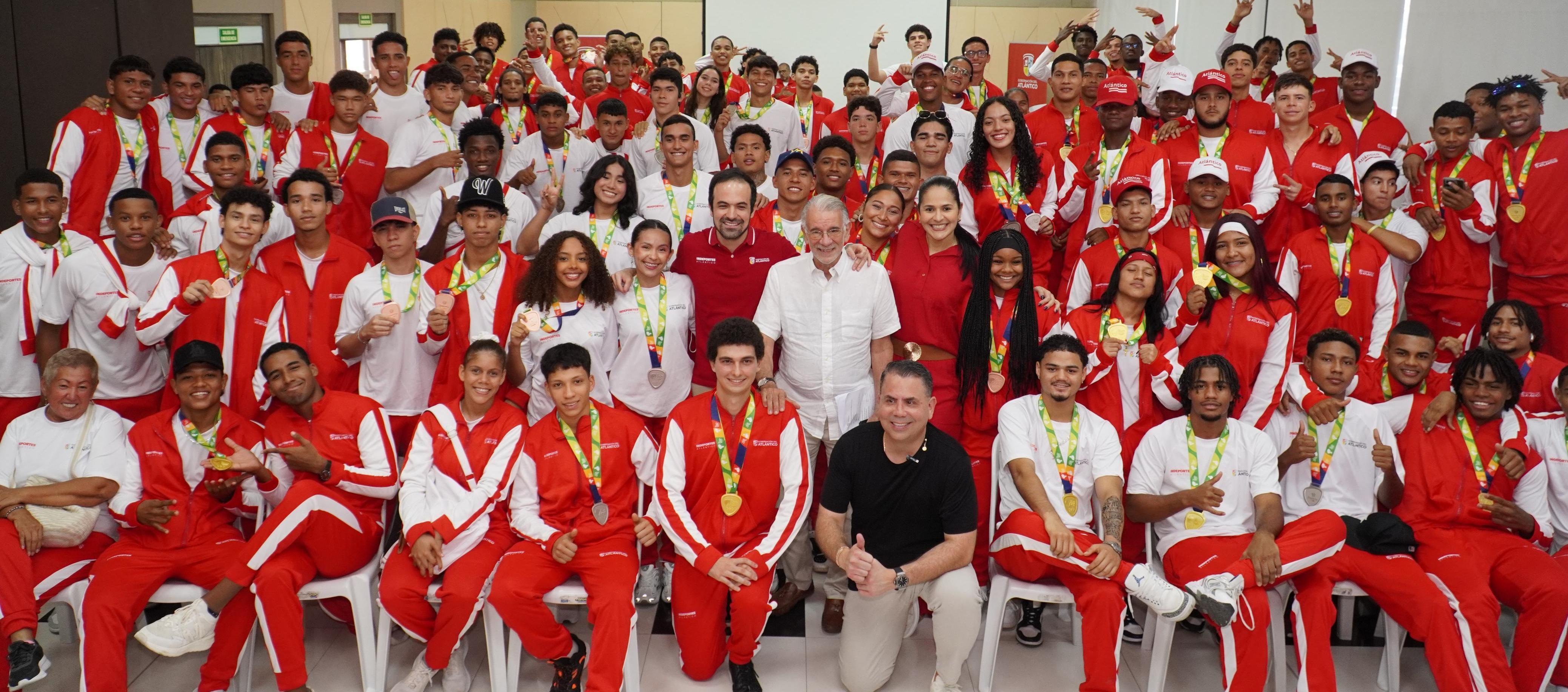 Deportistas del Atlántico con el gobernador Eduaro Verano De la Rosa.