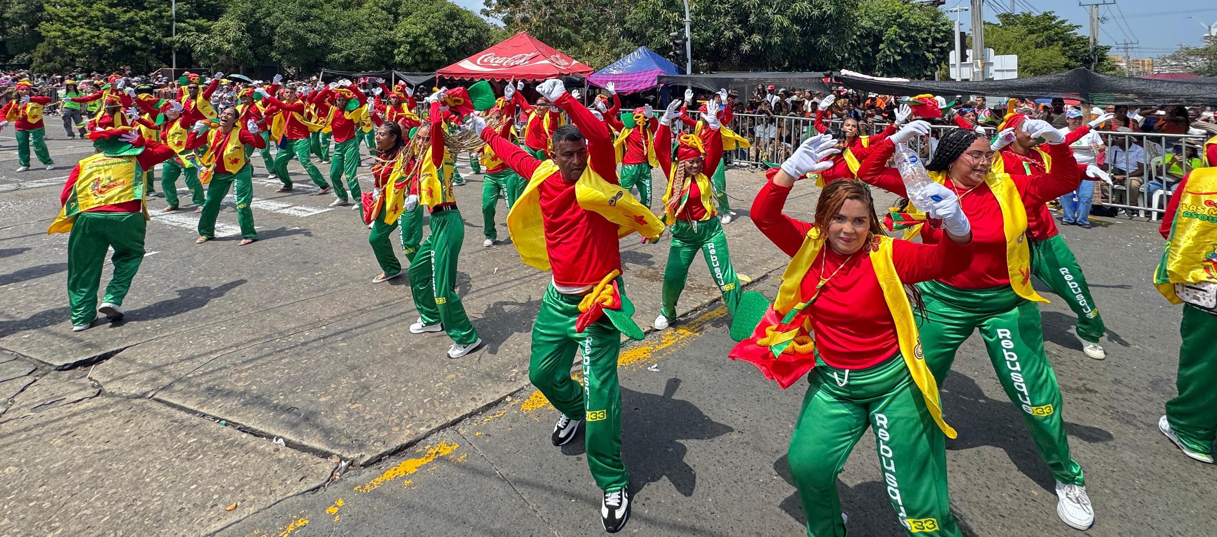 Las Marimondas de Asovendedores participaron el sábado en la Batalla de Flores de la 44.