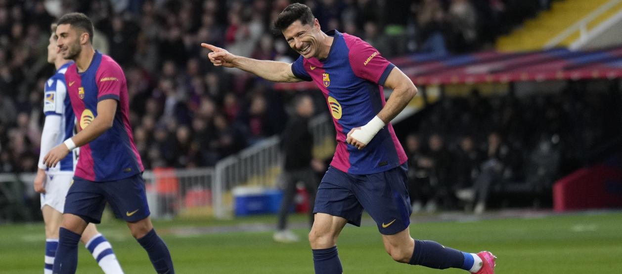 El polaco Robert Lewandowski celebra tras marcar el cuarto gol del Barcelona. 