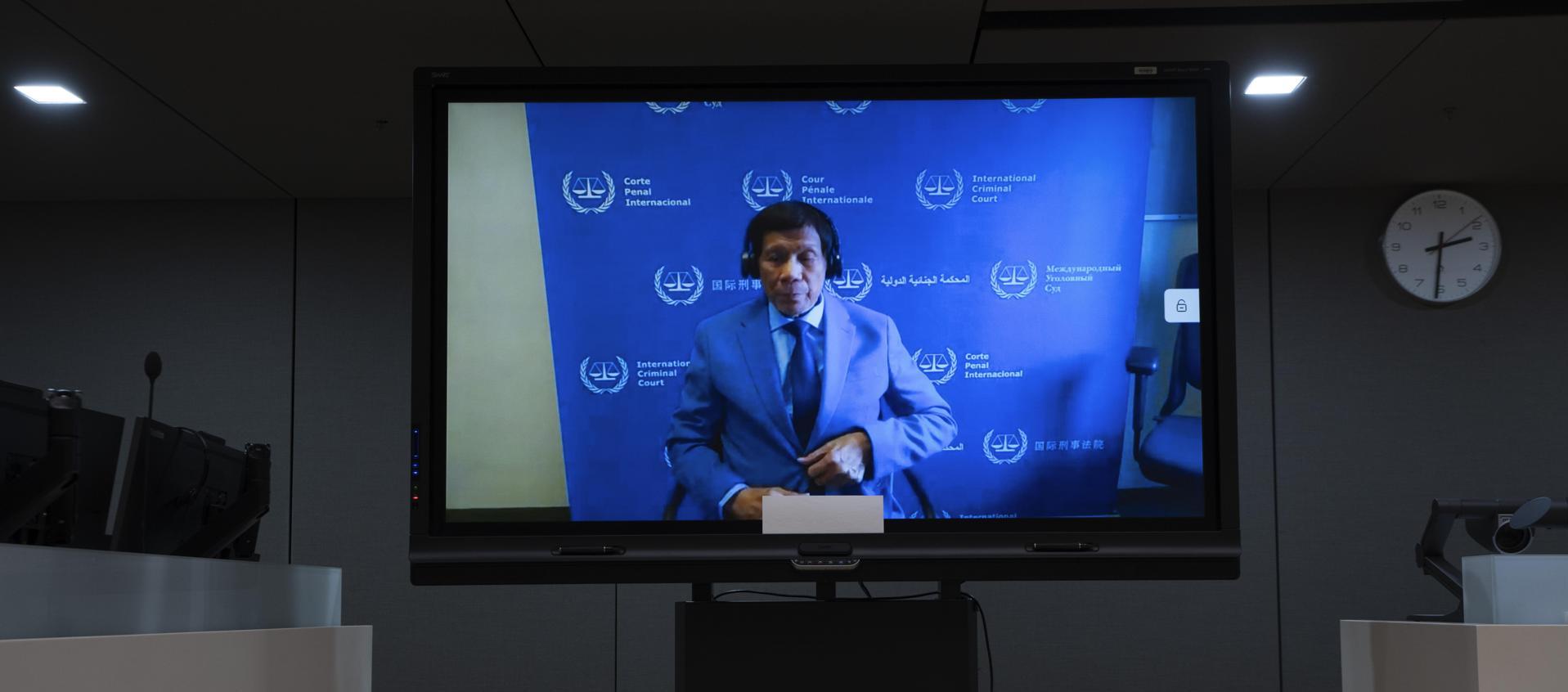 Rodrigo Duterte en la pantalla de una sala de audiencias de la Corte Penal Internacional (CPI).