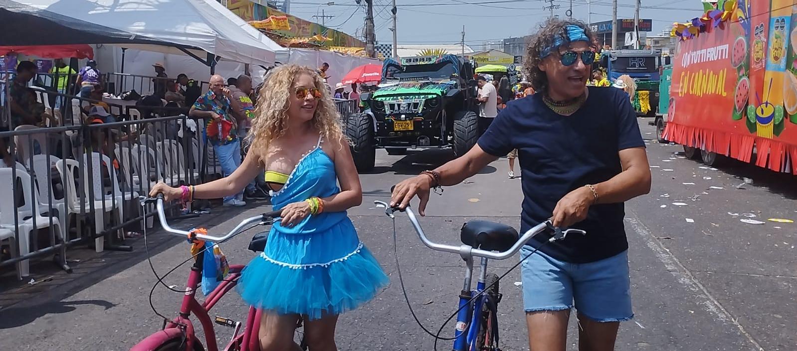 Los esposos Olga Vizcaíno y David Lara personificando a Shakira y a Carlos Vives. 