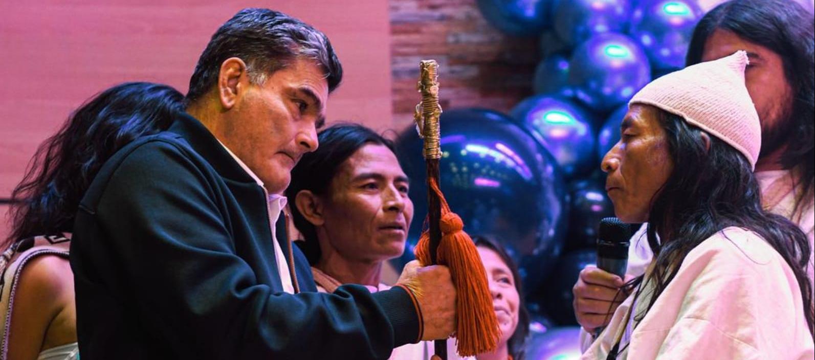 El Procurador Gregorio Eljach recibiendo el bastón de mando de un mamo kogui.