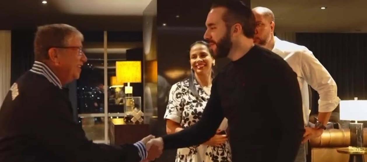 El saludo de Hernán Darío Gómez y Nayib Bukele en el palacio presidencial. 