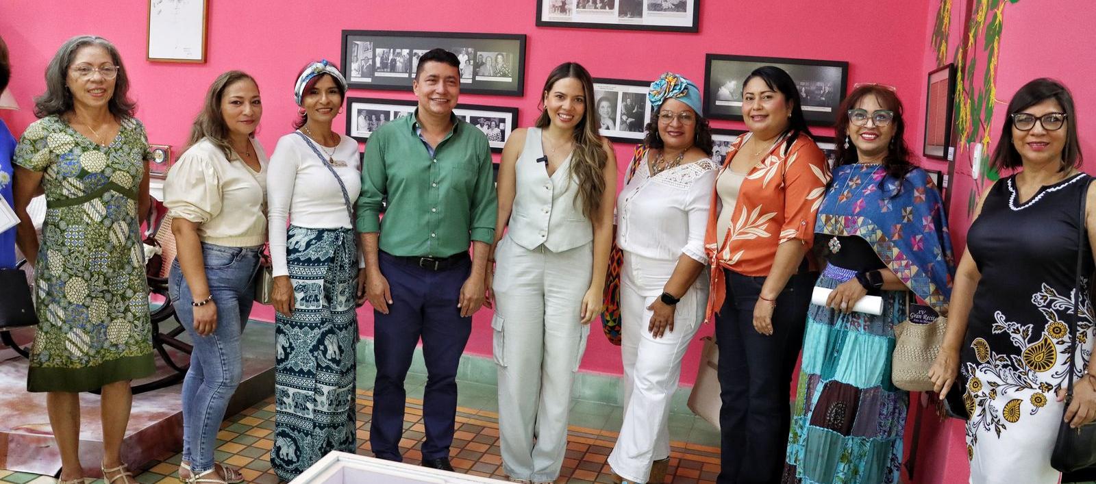 La secretaria de Cultura y Patrimonio, Verónica Cantillo, con varias escritoras participantes.