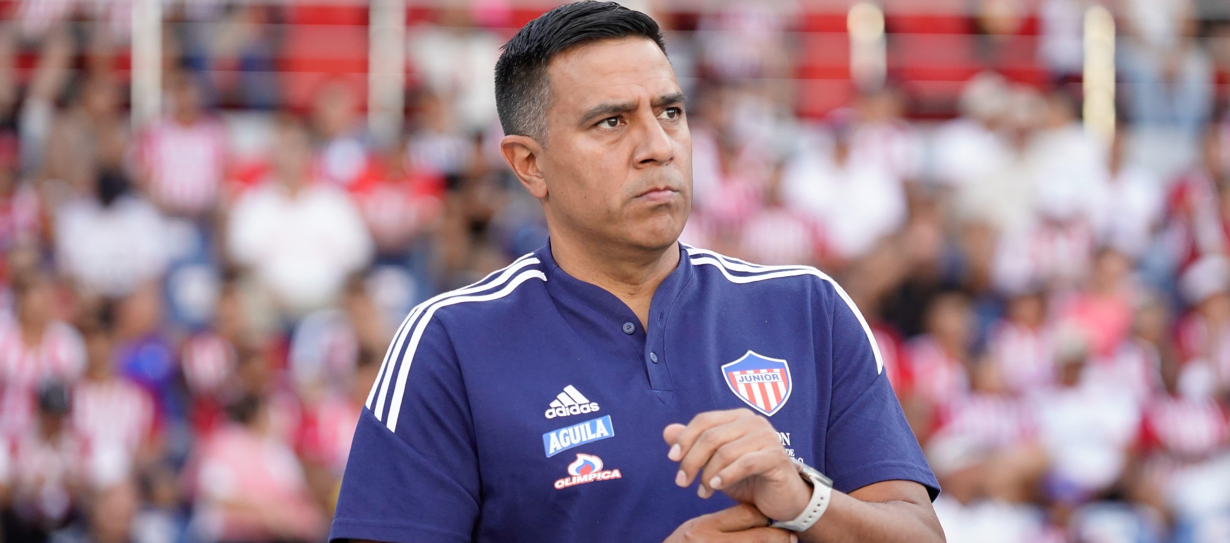 César Farías, técnico del Junior, durante el partido contra Millonarios. 