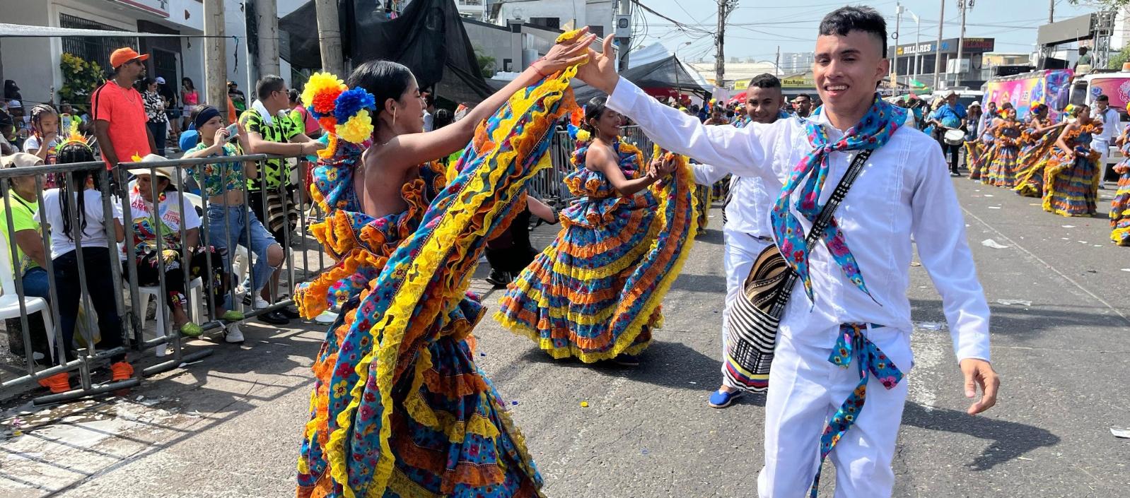 Alegría Universitaria está compuesto por 18 parejas. 