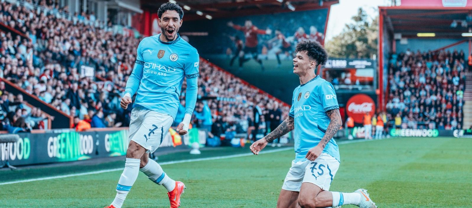 Omar Marmoush celebra el segundo gol del Manchester City seguido por Nico O'Reilly.
