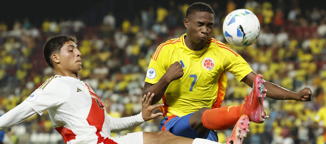 Feder Rivas, de Colombia, disputa el balón con el peruano Sebastián Ortega. 