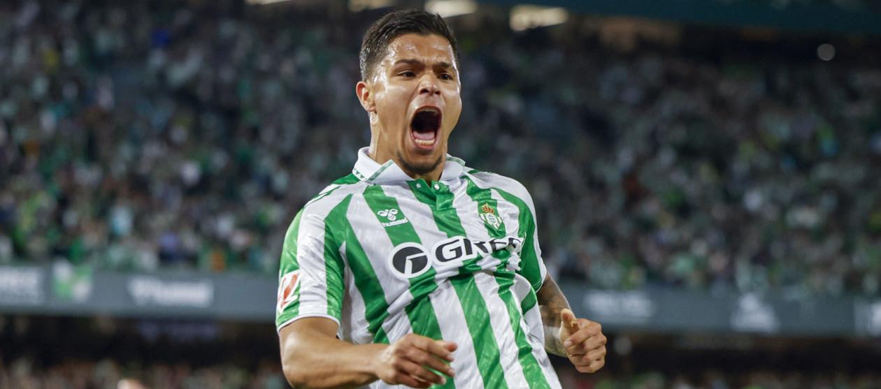 El colombiano 'Cucho' Hernández, celebra su gol ante el Sevilla. 